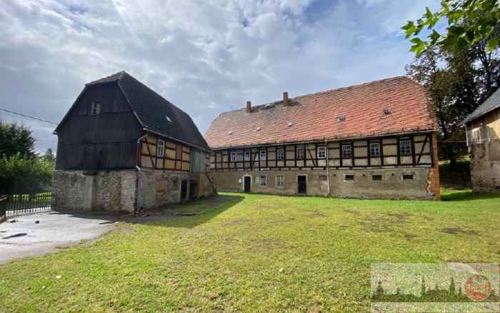 Blick auf Wohnstallhaus und Seitegebäude